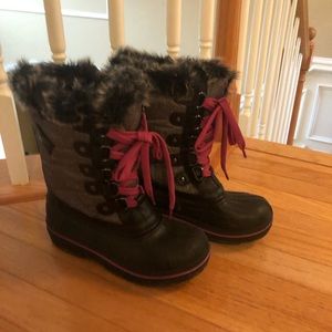 Worn once Quest girls winter boots size 5 youth